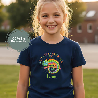 Cooles Schulkind T-Shirt 2026 mit Chamäleon-Motiv, perfekt für Jungen zur Einschulung. Ideal als Geschenk zum Schulanfang für mutige Kinder, die mit Stil in die 1. Klasse starten. Das T-Shirt zur Einschulung besteht aus 100 % Bio-Baumwolle und kann mit Namen personalisiert werden. Perfekt als Einschulung Shirt Junge, T-Shirt endlich Schulkind, Geschenk Einschulung Kind, T-Shirt für Erstklässler oder Bye Bye Kindergarten Geschenk. Dieses Einschulungsshirt bringt und Vorfreude auf den Schulstart