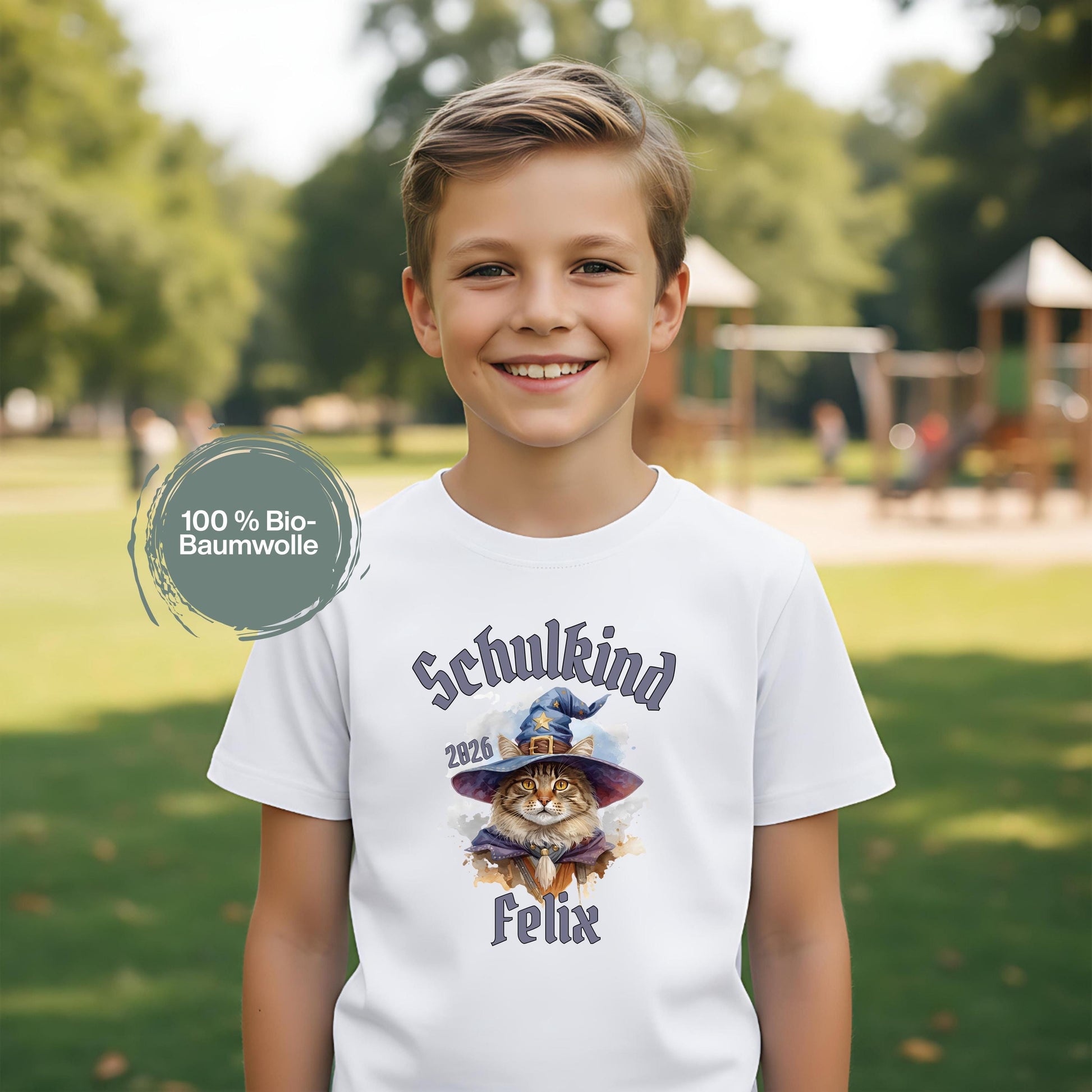 Personalisiertes T-Shirt zur Einschulung 2026 mit Katzenmotiv als besonderes Geschenk zum Schulstart für Mädchen. Hochwertiges Schulkind T-Shirt aus 100 % Bio-Baumwolle, ideal für Erstklässler, perfekt als Überraschung zum Schulanfang oder als Bye Bye Kindergarten Erinnerung. Einschulung Shirt Mädchen mit Namen, liebevoll gestaltet, bequem und langlebig – ein Schulanfänger T-Shirt mit Herz und Stil, das in Schultüte oder zur Feier passt. Geschenkidee Schulstart voller Fantasie. T-Shirt Schulkind