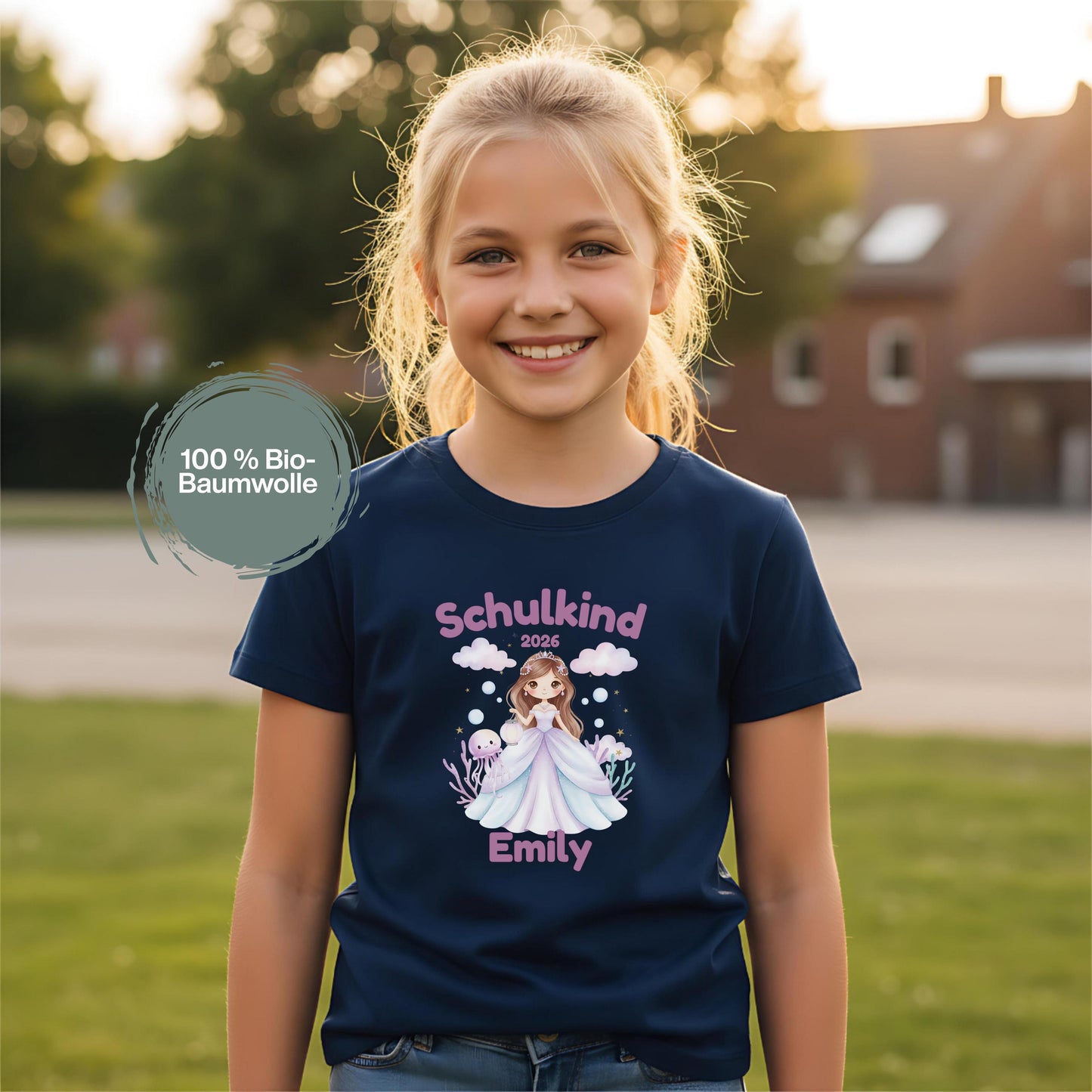 Personalisiertes Schulkind T-Shirt 2026 mit Meeresprinzessin-Motiv – liebevoll gestaltetes Einschulungsshirt für Kinder, ideal für Mädchen, die den Ozean und Fantasiewelten lieben. Perfekt als Geschenk zur Einschulung, zur Einschulungsfeier oder für das erste Klassenfoto. Weiches Bio-Baumwoll-Shirt mit personalisierbarem Namen, bequem und hochwertig verarbeitet. Schulkind Outfit 2026 mit Unterwasser-Prinzessin – märchenhaft, mutig und bereit für die 1. Klasse. T-Shirt Schulkind Prinzessin