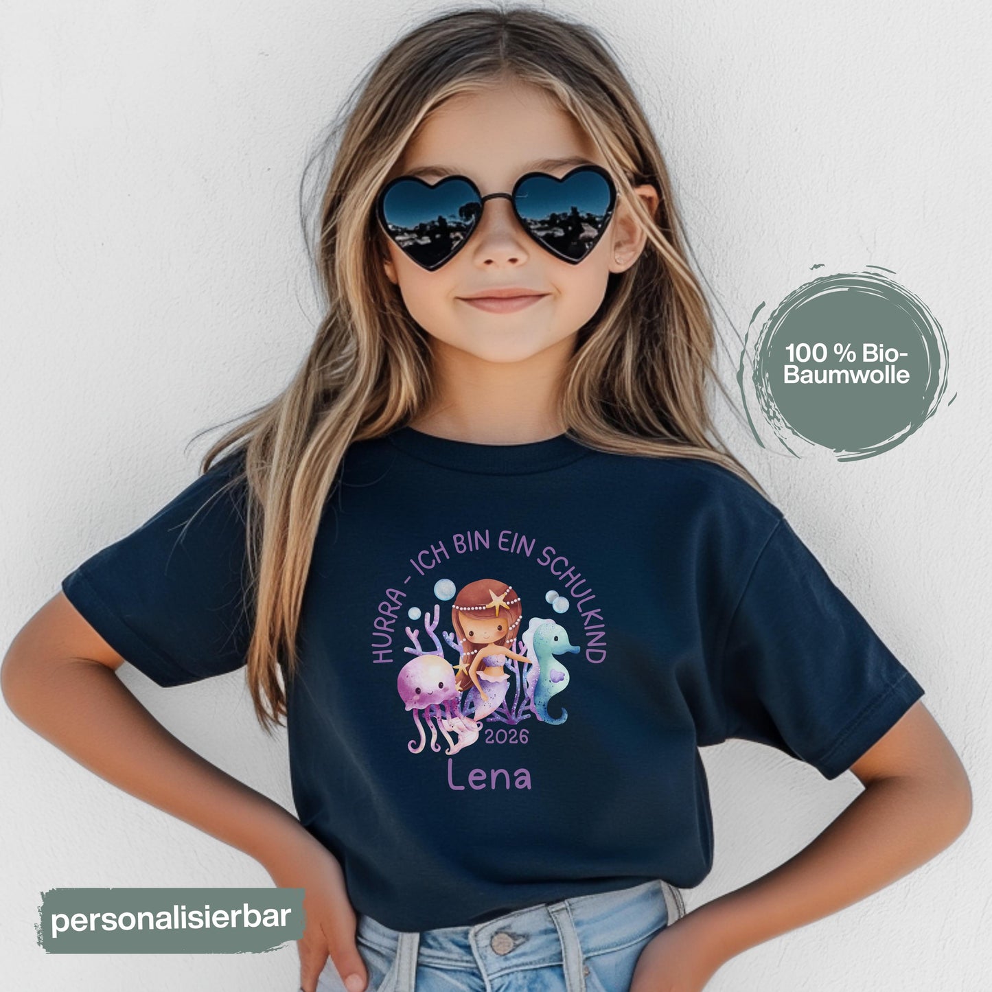 Personalisiertes Schulkind T-Shirt 2026 mit Meerjungfrau-Motiv – liebevoll gestaltetes Einschulungsshirt für Kinder, ideal für Mädchen, die den Ozean und Fantasiewelten lieben. Perfekt als Geschenk zur Einschulung, zur Einschulungsfeier oder für das erste Klassenfoto. Weiches Bio-Baumwoll-Shirt mit personalisierbarem Namen, bequem und hochwertig verarbeitet. Schulkind Outfit 2026 mit Unterwasser-Prinzessin – märchenhaft, mutig und bereit für die 1. Klasse. T-Shirt Schulkind Meerjungfrau