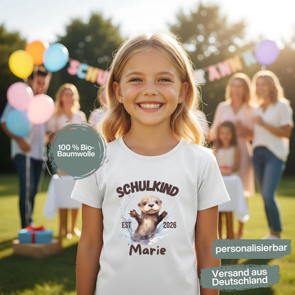 Personalisiertes Schulkind T-Shirt 2026 mit süßem Ottermotiv, perfekt als Geschenk zur Einschulung. Bio-Baumwolle, Unisex-Schnitt für Jungen und Mädchen. Ideal als T-Shirt Schulanfang, T-Shirt Einschulung oder Erstklässler T-Shirt. Hochwertiges Einschulungsshirt mit Name oder ohne. Passend für Einschulung 2026, Schulanfang Geschenk, Einschulungsgeschenk oder Kita Abschied. Einschulung T-Shirt mit Motiv – liebevoll, einzigartig, bequem. Ein besonderes Geschenk zur Einschulung für Schulanfänger.