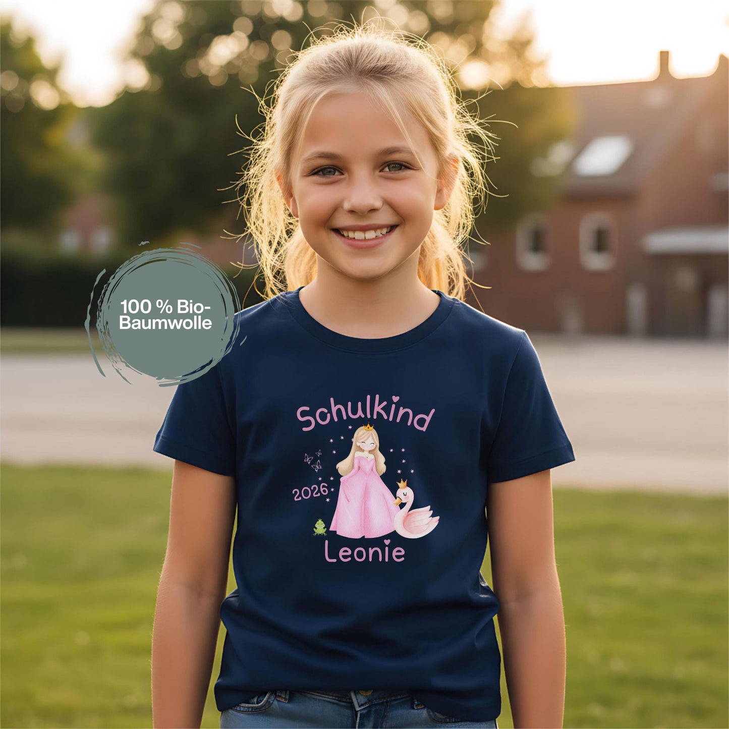 Personalisiertes Schulkind T-Shirt 2026 für Mädchen mit Prinzessin und Schwan. Einschulungsshirt aus Bio-Baumwolle – ideal als Geschenk zur Einschulung oder für die Schultüte. Schulanfang T-Shirt mit Name, geeignet für den ersten Schultag, Kita Abschied, Bye Bye Kindergarten, Einschulungsfeier oder als Schulkind Outfit 2026. Mädchen T-Shirt zur Einschulung, perfekt als Einschulungsgeschenk für Tochter, Enkelin oder Patenkind. Erstklässler Shirt für Mädchen Schulkind T-Shirt Prinzessin