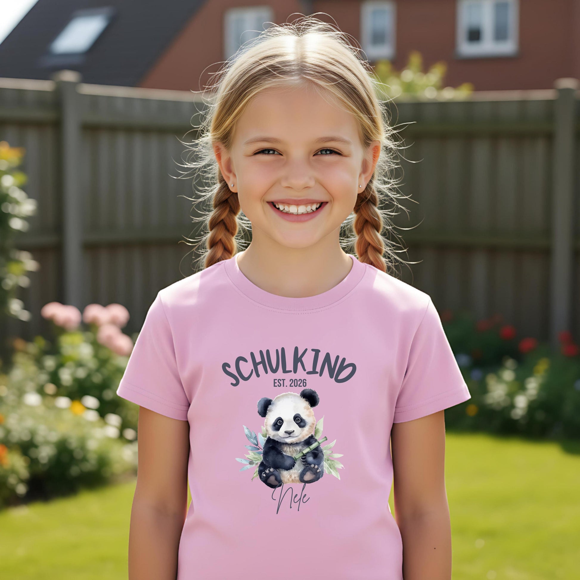 Personalisiertes Schulkind T-Shirt 2026 mit süßem Panda Motiv – ideal als Geschenk zur Einschulung. Einschulungsshirt für Jungen und Mädchen, perfekt für den ersten Schultag, als Bye Bye Kindergarten Shirt oder zur Einschulungsfeier. Weiches Schulkind T-Shirt mit Name oder ohne, für Schulanfang 2026, Schulkind Outfit, Erstklässler T-Shirt oder Kita Abschied. Einschulung T-Shirt mit Bedeutung – liebevoll, bequem und perfekt für kleine Schulstarter mit Herz. Schulstarter T-Shirt Panda