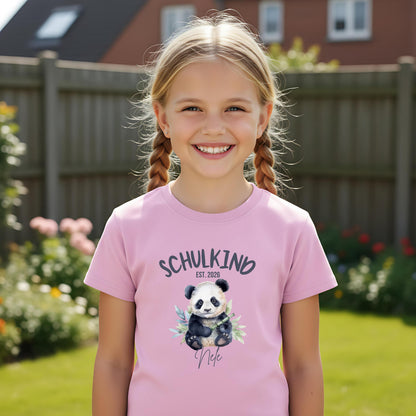 Personalisiertes Schulkind T-Shirt 2026 mit süßem Panda Motiv – ideal als Geschenk zur Einschulung. Einschulungsshirt für Jungen und Mädchen, perfekt für den ersten Schultag, als Bye Bye Kindergarten Shirt oder zur Einschulungsfeier. Weiches Schulkind T-Shirt mit Name oder ohne, für Schulanfang 2026, Schulkind Outfit, Erstklässler T-Shirt oder Kita Abschied. Einschulung T-Shirt mit Bedeutung – liebevoll, bequem und perfekt für kleine Schulstarter mit Herz. Schulstarter T-Shirt Panda