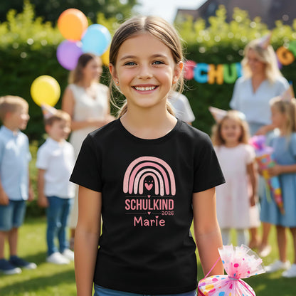 Personalisiertes Schulkind T‑Shirt 2026 mit Regenbogen Motiv und Name Leonie. Einschulung T‑Shirt aus Bio‑Baumwolle als Geschenk zum Schulanfang. Schulkind Shirt 2026 mit ruhigem Regenbogen Design, ideal für Einschulungsfeier, ersten Schultag und Schulstart. Hochwertiges Einschulungsshirt mit Name, langlebig und angenehm zu tragen. Schulanfang Geschenk, Schulkind Outfit 2026, T‑Shirt Einschulung personalisiert. T-Shirt Schulkind Regenbogen, Erstklässler T-Shirt, Schulanfang Geschenk Shirt