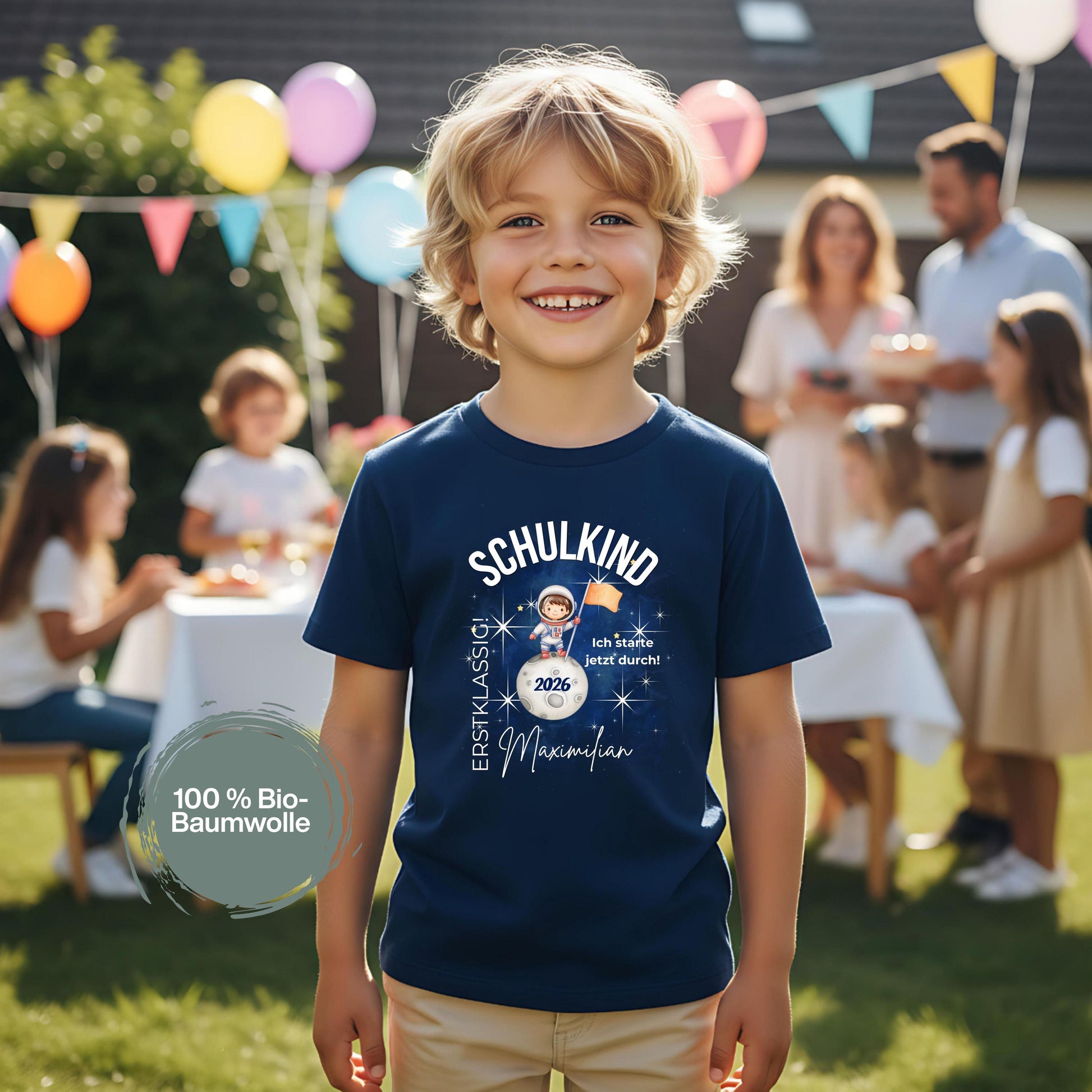 Personalisiertes Schulkind T-Shirt 2026 mit Astronauten Motiv, ideal als Geschenk zur Einschulung. Einschulungsshirt für Jungen und Mädchen zum ersten Schultag oder als Tschüss Kindergarten Shirt. Perfekt als Schulkind Outfit 2026, Erstklässler T-Shirt oder Einschulung T-Shirt mit Name. Für Einschulung 2026, Schulanfang Geschenk, Bye Bye Kindergarten, Einschulungsfeier, Kita Abschied und erster Schultag. Einschulungsgeschenk mit Rakete, Schulkind T-Shirt mit Bedeutung.