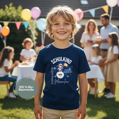 Personalisiertes Schulkind T-Shirt 2026 mit Astronauten Motiv, ideal als Geschenk zur Einschulung. Einschulungsshirt für Jungen und Mädchen zum ersten Schultag oder als Tschüss Kindergarten Shirt. Perfekt als Schulkind Outfit 2026, Erstklässler T-Shirt oder Einschulung T-Shirt mit Name. Für Einschulung 2026, Schulanfang Geschenk, Bye Bye Kindergarten, Einschulungsfeier, Kita Abschied und erster Schultag. Einschulungsgeschenk mit Rakete, Schulkind T-Shirt mit Bedeutung.