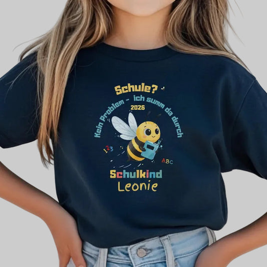 Personalisiertes Schulkind T-Shirt 2026 mit lustigem Bienen-Motiv und Spruch „Schule? Kein Problem – ich summ da durch“. Einschulungsshirt mit Name für Jungen & Mädchen, perfekt für den ersten Schultag. Einschulung Geschenk, Schulanfang Shirt, Erstklässler Outfit oder T-Shirt zur Einschulungsfeier. Schulkind T-Shirt 2026 aus Bio-Baumwolle, ideal für Einschulung 2026, Tschüss Kindergarten, Schultüte Geschenk und Kita Abschied. Einschulungsgeschenk mit Humor & Herz.