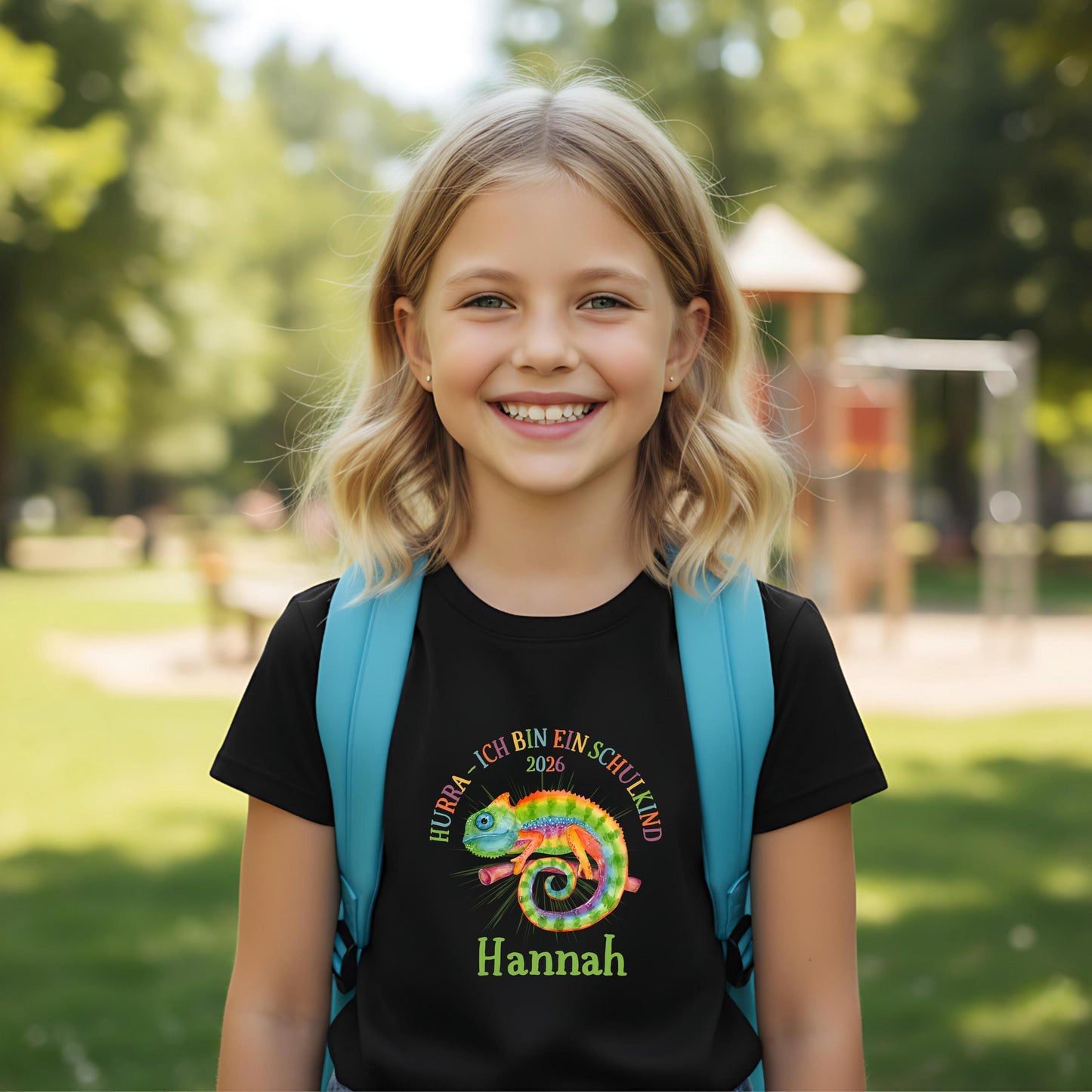 Cooles Schulkind T-Shirt 2026 mit Chamäleon-Motiv, perfekt für Jungen zur Einschulung. Ideal als Geschenk zum Schulanfang für mutige Kinder, die mit Stil in die 1. Klasse starten. Das T-Shirt zur Einschulung besteht aus 100 % Bio-Baumwolle und kann mit Namen personalisiert werden. Perfekt als Einschulung Shirt Junge, T-Shirt endlich Schulkind, Geschenk Einschulung Kind, T-Shirt für Erstklässler oder Bye Bye Kindergarten Geschenk. Dieses Einschulungsshirt bringt und Vorfreude auf den Schulstart