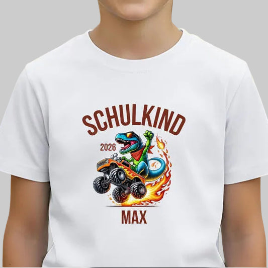 Personalisiertes Schulkind T-Shirt 2026 mit Dino im Monstertruck – Einschulungsshirt für Jungen & Mädchen mit Schulkind 2026 Aufdruck. Perfekt als Einschulung Geschenk, Erstklässler Shirt oder T-Shirt zur Einschulungsfeier. Mit Namen personalisierbar, aus 100 % Bio-Baumwolle. Cooles Dinosaurier T-Shirt für kleine Rennfahrer & Schulstarter. Ideal für den Schulanfang 2026, als Kita Abschiedsgeschenk, Outfit für den ersten Schultag oder Überraschung zur Schultüte T-Shirt Schulkind Dino Monstertruck