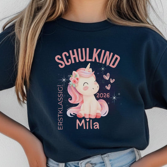 Personalisiertes Schulkind T-Shirt 2026 mit Einhorn-Motiv, liebevoll gestaltet für den ersten Schultag. Einschulungsshirt für Mädchen und Jungen mit dem Spruch „Erstklassig“ – perfekt als Geschenk zur Einschulung, zum Kita Abschied oder für das erste Klassenfoto. Ideal als Erstklässler T-Shirt, Schulkind Outfit 2026 oder T-Shirt zur Einschulungsfeier. Mit Name personalisierbar und aus Bio-Baumwolle für Kinder, die Schulkind sind. Für Einschulung, Kita Abschied, Schultüte oder erstes Klassenfoto.