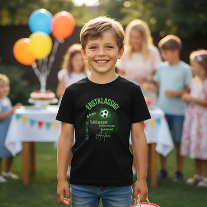 Personalisiertes Schulkind T-Shirt 2026 mit Fußball Motiv, ideal als Geschenk zur Einschulung. Einschulungsshirt für Jungen mit Ball-Design und dem Spruch „1. Klasse – Mein neues Spielfeld“. Perfekt als Erstklässler T-Shirt, Fußball T-Shirt zur Einschulung oder Schulstart Shirt für kleine Kicker. Personalisiert mit Name und Jahreszahl 2026. Ideal für Einschulung 2026, Kita Abschied, Schulanfang, Einschulungsfeier oder als sportliches Outfit für den ersten Schultag.