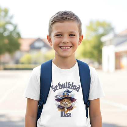 Personalisiertes T-Shirt zur Einschulung 2026 mit Katzenmotiv als besonderes Geschenk zum Schulstart für Mädchen. Hochwertiges Schulkind T-Shirt aus 100 % Bio-Baumwolle, ideal für Erstklässler, perfekt als Überraschung zum Schulanfang oder als Bye Bye Kindergarten Erinnerung. Einschulung Shirt Mädchen mit Namen, liebevoll gestaltet, bequem und langlebig – ein Schulanfänger T-Shirt mit Herz und Stil, das in Schultüte oder zur Feier passt. Geschenkidee Schulstart voller Fantasie. T-Shirt Schulkind