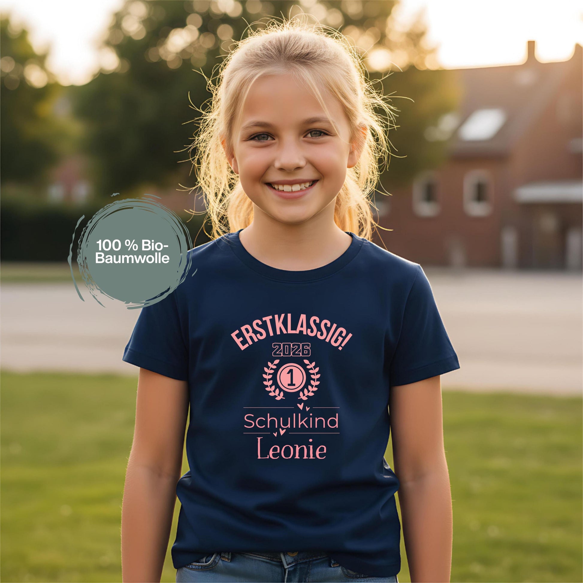 Personalisiertes Schulkind T-Shirt 2026 für Mädchen mit rosa Motiv „Erstklassig“, Einschulungsshirt mit Name, Bio-Baumwolle, perfekt als Geschenk zum Schulanfang 2026. Schulkind Shirt 1. Klasse, T-Shirt zur Einschulung, Zuckertüte Geschenk Mädchen, Erstklässler T-Shirt mit Jahreszahl, Lorbeerkranz und Zahl 1. Ideal als Einschulungsgeschenk, Abschied Kindergarten, Schulkind Outfit 2026 für Mädchen, T-Shirt Einschulungsfeier, Schulstart Kleidung mit Namen Erstklassig Schulkind T-Shirt 2026 Mädchen