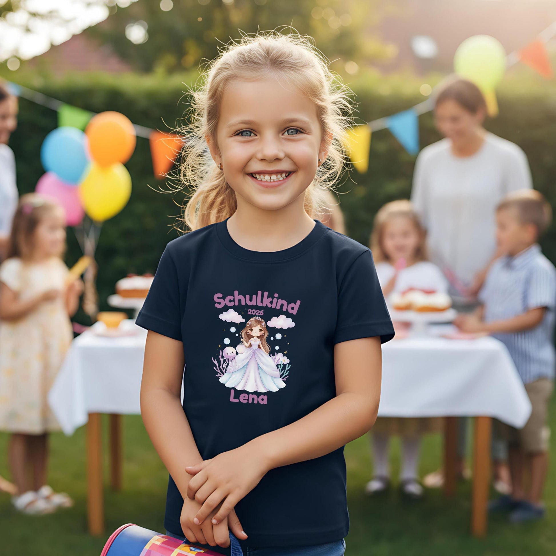 Personalisiertes Schulkind T-Shirt 2026 mit Meeresprinzessin-Motiv – liebevoll gestaltetes Einschulungsshirt für Kinder, ideal für Mädchen, die den Ozean und Fantasiewelten lieben. Perfekt als Geschenk zur Einschulung, zur Einschulungsfeier oder für das erste Klassenfoto. Weiches Bio-Baumwoll-Shirt mit personalisierbarem Namen, bequem und hochwertig verarbeitet. Schulkind Outfit 2026 mit Unterwasser-Prinzessin – märchenhaft, mutig und bereit für die 1. Klasse. T-Shirt Schulkind Prinzessin