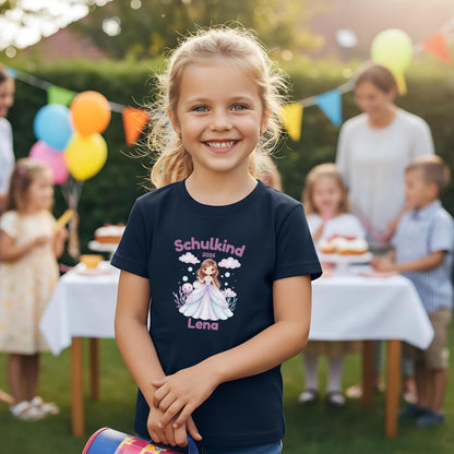 Personalisiertes Schulkind T-Shirt 2026 mit Meeresprinzessin-Motiv – liebevoll gestaltetes Einschulungsshirt für Kinder, ideal für Mädchen, die den Ozean und Fantasiewelten lieben. Perfekt als Geschenk zur Einschulung, zur Einschulungsfeier oder für das erste Klassenfoto. Weiches Bio-Baumwoll-Shirt mit personalisierbarem Namen, bequem und hochwertig verarbeitet. Schulkind Outfit 2026 mit Unterwasser-Prinzessin – märchenhaft, mutig und bereit für die 1. Klasse. T-Shirt Schulkind Prinzessin