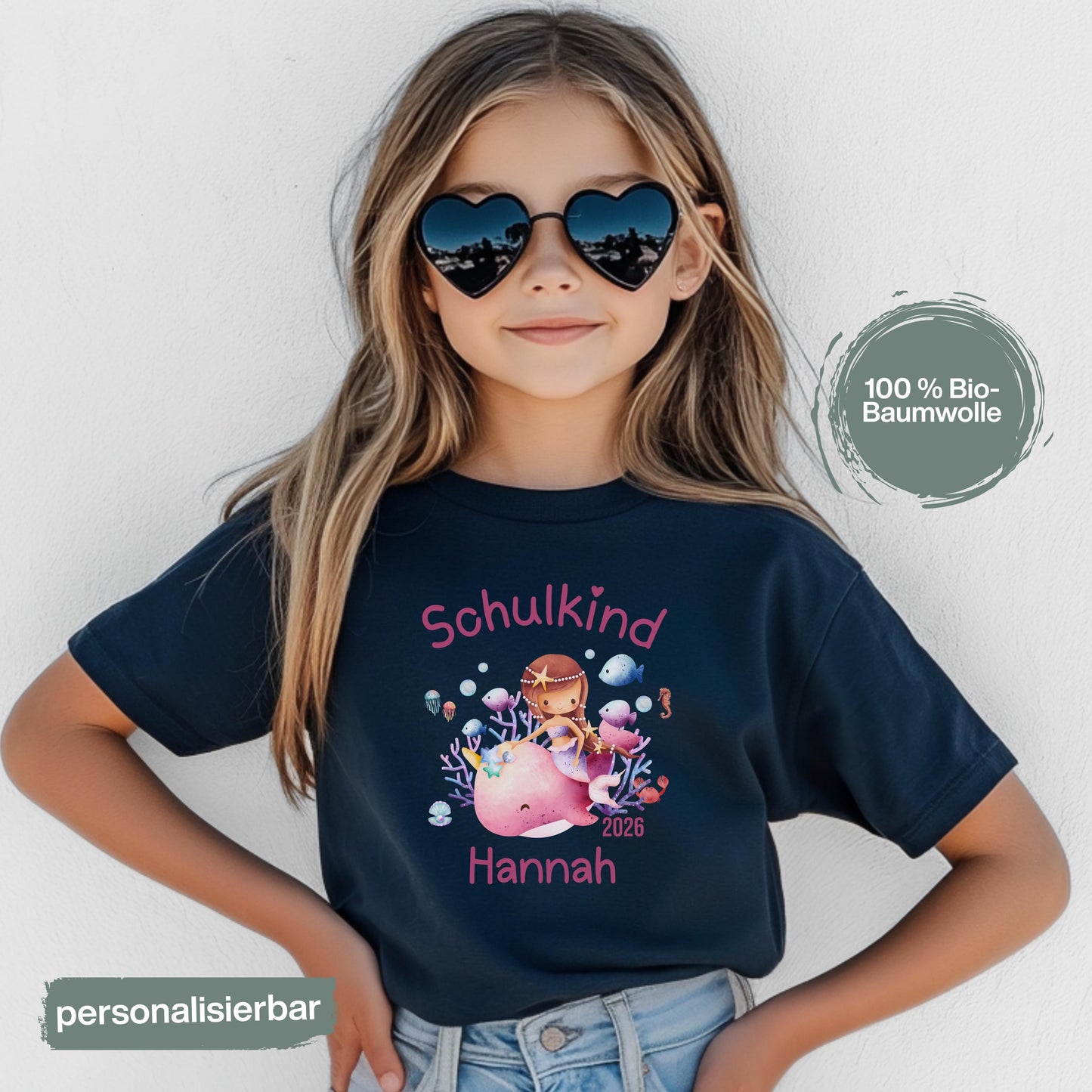 Personalisiertes Schulkind T-Shirt 2026 mit Meerjungfrau für Mädchen zur Einschulung. Einschulungsshirt mit Wal und Korallen, ideal als Geschenk zur Einschulung für Mädchen, Meerfans und kleine Träumerinnen. Erstklässler T-Shirt personalisiert mit Name und Jahr, geeignet für Einschulungsfeier, Kita-Abschied oder ersten Schultag. Hochwertiges Bio-Baumwolle T-Shirt als Schulanfang Geschenk oder Schultüten-Inhalt. Schulkind Outfit 2026, T-Shirt Schulkind Meerjungfrau 2026, Einschulungsshirt Mädchen