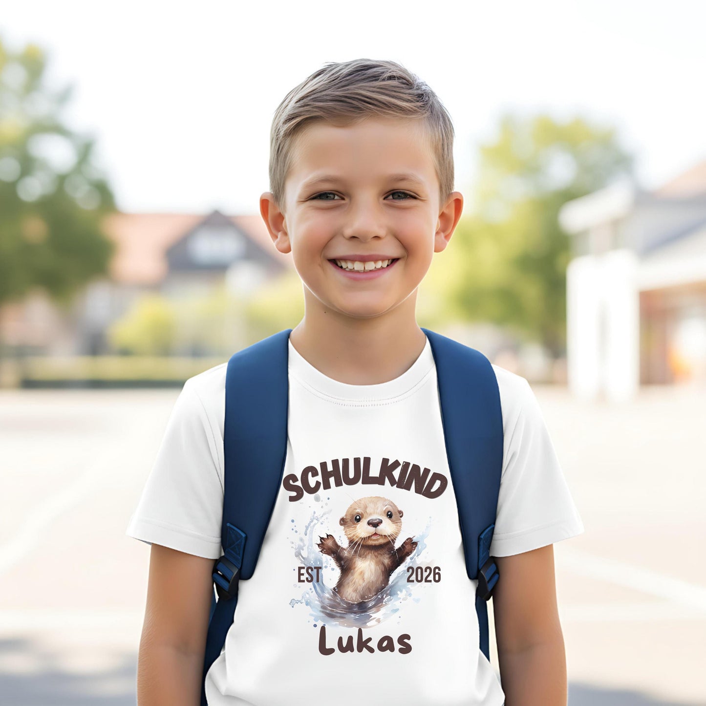 Personalisiertes Schulkind T-Shirt 2026 mit süßem Ottermotiv, perfekt als Geschenk zur Einschulung. Bio-Baumwolle, Unisex-Schnitt für Jungen und Mädchen. Ideal als T-Shirt Schulanfang, T-Shirt Einschulung oder Erstklässler T-Shirt. Hochwertiges Einschulungsshirt mit Name oder ohne. Passend für Einschulung 2026, Schulanfang Geschenk, Einschulungsgeschenk oder Kita Abschied. Einschulung T-Shirt mit Motiv – liebevoll, einzigartig, bequem. Ein besonderes Geschenk zur Einschulung für Schulanfänger.