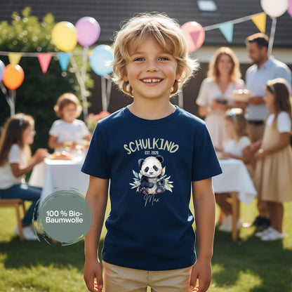 Personalisiertes Schulkind T-Shirt 2026 mit süßem Panda Motiv – ideal als Geschenk zur Einschulung. Einschulungsshirt für Jungen und Mädchen, perfekt für den ersten Schultag, als Bye Bye Kindergarten Shirt oder zur Einschulungsfeier. Weiches Schulkind T-Shirt mit Name oder ohne, für Schulanfang 2026, Schulkind Outfit, Erstklässler T-Shirt oder Kita Abschied. Einschulung T-Shirt mit Bedeutung – liebevoll, bequem und perfekt für kleine Schulstarter mit Herz. Schulstarter T-Shirt Panda