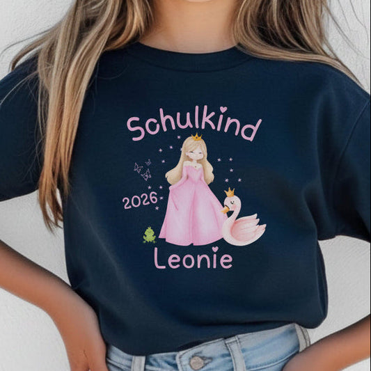 Personalisiertes Schulkind T-Shirt 2026 für Mädchen mit Prinzessin und Schwan. Einschulungsshirt aus Bio-Baumwolle – ideal als Geschenk zur Einschulung oder für die Schultüte. Schulanfang T-Shirt mit Name, geeignet für den ersten Schultag, Kita Abschied, Bye Bye Kindergarten, Einschulungsfeier oder als Schulkind Outfit 2026. Mädchen T-Shirt zur Einschulung, perfekt als Einschulungsgeschenk für Tochter, Enkelin oder Patenkind. Erstklässler Shirt für Mädchen Schulkind T-Shirt Prinzessin