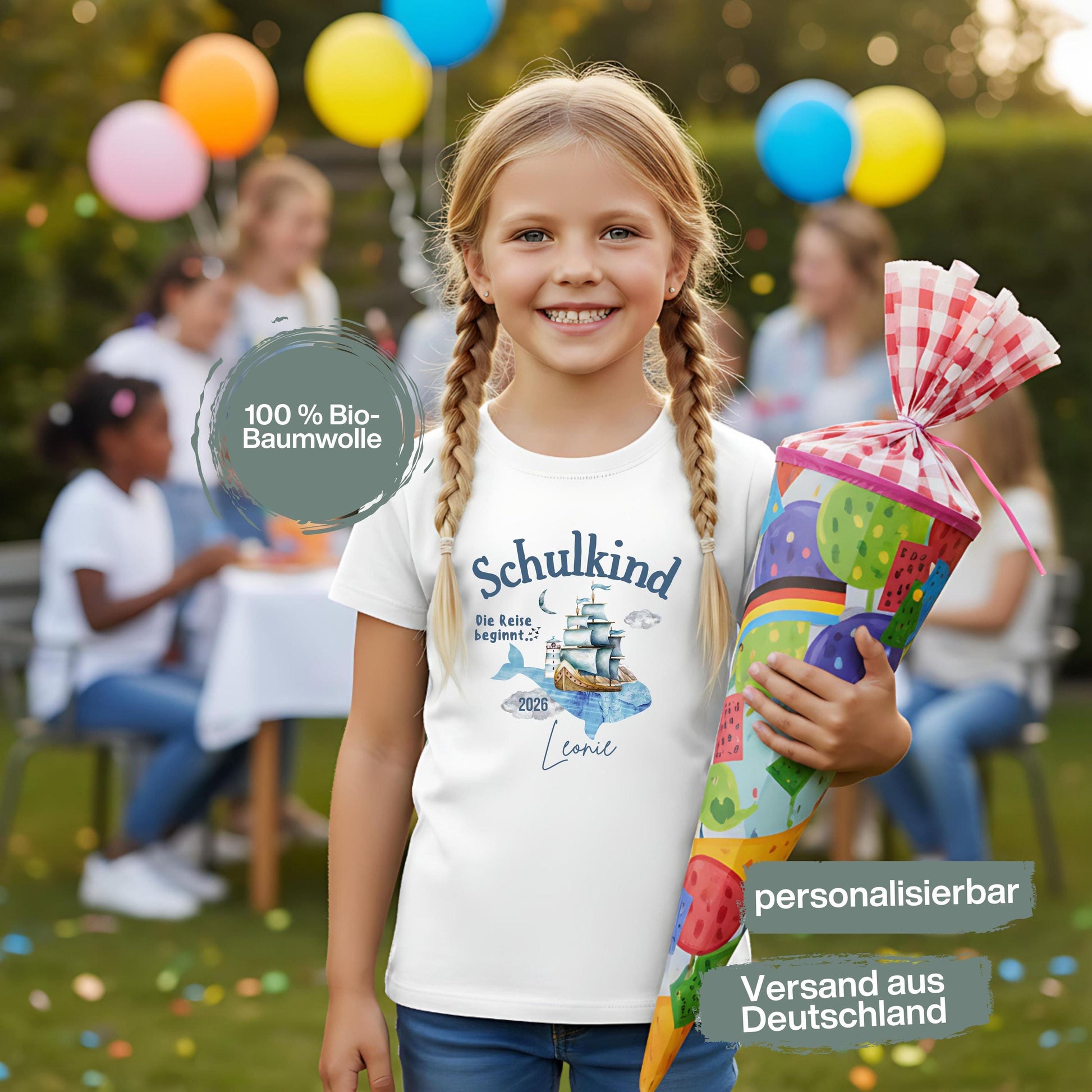 Schulkind T-Shirt 2026 mit Segelschiff Motiv, personalisiert mit Name. Einschulungsshirt für Mädchen und Jungen als Geschenk zur Einschulung oder zum Schulanfang. Schulkind Shirt mit der Aufschrift „Die Reise beginnt…“ – ideal für den ersten Schultag, Einschulungsfeier, Abschied vom Kindergarten oder als T-Shirt für die Schultüte. Hochwertiges Bio-Baumwoll Shirt mit maritimem Motiv für mutige Erstklässler. Einschulung T-Shirt individuell für Schulanfang & Bye Bye Kindergarten.