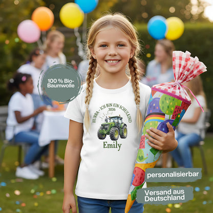 T-Shirt zur Einschulung 2026 mit grünem Traktor für Jungen, perfekt als Geschenk zum Schulanfang. Das Schulkind T-Shirt besteht aus 100 % Bio-Baumwolle, ist personalisierbar mit Namen und begeistert kleine Traktor-Fans am ersten Schultag. Ideal als Einschulung Shirt Junge, T-Shirt endlich Schulkind, Geschenk Einschulung Kind oder Abschiedsgeschenk vom Kindergarten. Dieses T-Shirt für Erstklässler verbindet Stil und Bedeutung, ein starkes Bye Bye Kindergarten Motiv für kleine Schulanfänger