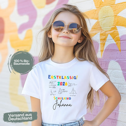 Personalisierbares Schulkind T-Shirt 2026 mit buntem „Erstklassig“-Schriftzug & Mathe-Formeln, ideal zur Einschulung. Einschulungsshirt Jungen & Mädchen, Schulanfang Geschenk 1. Klasse, Abschied Kita, personalisiertes Shirt für Schulanfänger. Schulkind T-Shirt Mathe Motiv, Einschulung 2026, Einschulungsgeschenk personalisiert mit Name. Bio-Baumwolle, Unisex-Schnitt, Einschulungsfeier, Schultüte, erstes Klassenfoto, Schulkind-Outfit für Jungen & Mädchen mit Köpfchen. Schulkind T-Shirt 2026