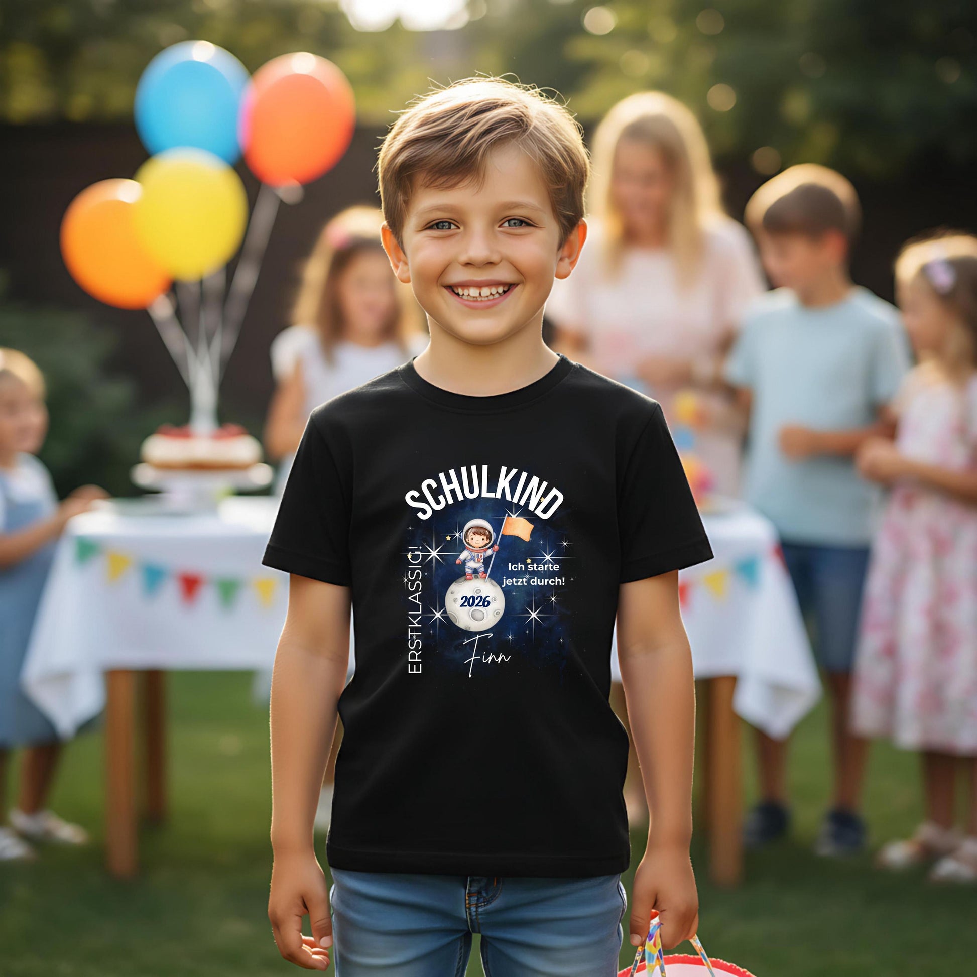 Personalisiertes Schulkind T-Shirt 2026 mit Astronauten Motiv, ideal als Geschenk zur Einschulung. Einschulungsshirt für Jungen und Mädchen zum ersten Schultag oder als Tschüss Kindergarten Shirt. Perfekt als Schulkind Outfit 2026, Erstklässler T-Shirt oder Einschulung T-Shirt mit Name. Für Einschulung 2026, Schulanfang Geschenk, Bye Bye Kindergarten, Einschulungsfeier, Kita Abschied und erster Schultag. Einschulungsgeschenk mit Rakete, Schulkind T-Shirt mit Bedeutung.