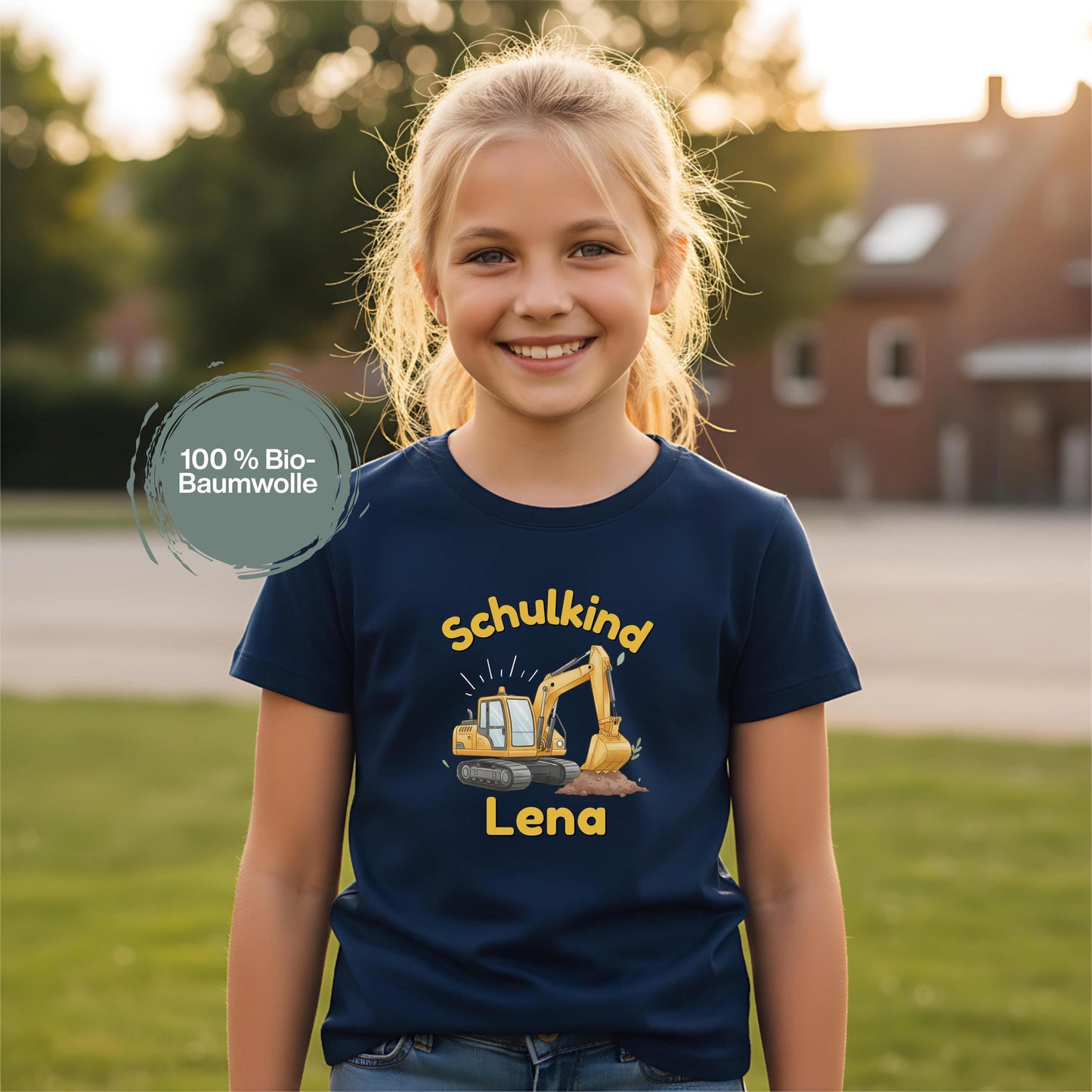 Schulkind T-Shirt 2026 mit Bagger-Motiv, perfekt als Geschenk zur Einschulung für Jungen, die Baustellen und Baumaschinen lieben. Einschulungsshirt mit personalisierbarem Namen, ideal für den Schulanfang, das erste Klassenfoto oder die Einschulungsfeier. Hochwertiges T-Shirt für Erstklässler aus 100 % Bio-Baumwolle – weich, bequem und langlebig. Schulstart T-Shirt für kleine Bauarbeiter – stark, mutig und bereit für die 1. Klasse. Einschulung 2026 Geschenkidee mit Bagger für Jungen.