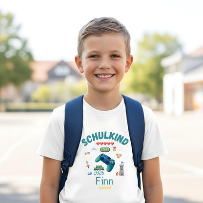Schulkind T-Shirt 2026 mit Gamer Motiv und Controller für Jungen zur Einschulung. Einschulungsshirt mit Videospiel Design, ideal als Geschenk zum Schulanfang oder Tschüss Kindergarten Shirt. Erstklässler T-Shirt mit Name personalisiert, für Schultüte, Einschulungsfeier oder Fotos zum ersten Schultag. Hochwertiges Bio-Baumwolle Shirt für Jungen und Mädchen mit Gamer Aufdruck, Schulkind Outfit 2026 für kleine Zocker, Gaming Fans & mutige Schulstarter. T-Shirt Schulkind Gamer Einschulung 2026