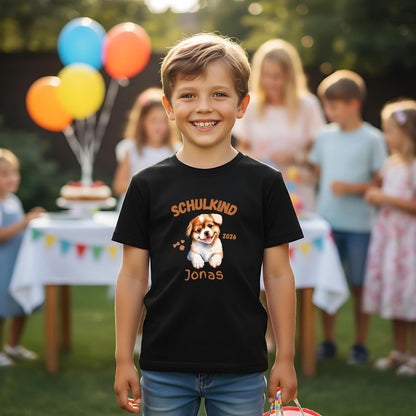 Personalisiertes Schulkind T-Shirt 2026 mit süßem Hundemotiv, ideal als Geschenk zur Einschulung für Mädchen und Jungen. Einschulungsshirt mit Name, Hund und „Schulkind 2026“ Schriftzug. Perfekt für den ersten Schultag, Abschied vom Kindergarten, Einschulungsfeier oder als Teil der Schultüte. T-Shirt zur Einschulung für Hundefans und Tierfreunde. Bio-Baumwoll Shirt für Erstklässler als Einschulungsgeschenk, Schulstart Outfit oder Erinnerung an den Schulanfang 2026. T-Shirt Schulkind Hund