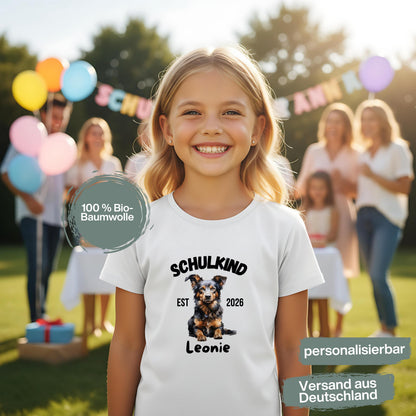 Personalisiertes Schulkind T-Shirt 2026 mit süßem Hundemotiv – perfekt als Geschenk zur Einschulung. Einschulungsshirt für Jungen und Mädchen zur Einschulungsfeier, zum ersten Schultag oder als Tschüss Kindergarten T-Shirt. Ideal als Schulanfang Geschenk, Erstklässler T-Shirt oder Shirt für Bye Bye Kindergarten. Schulkind T-Shirt mit Name oder ohne – für Einschulung 2026, Schulstart, Schultüte und Kita Abschied. T-Shirt Schulkind Hund Einschulungsshirt | T-Shirt Einschulung 2026 personalisiert