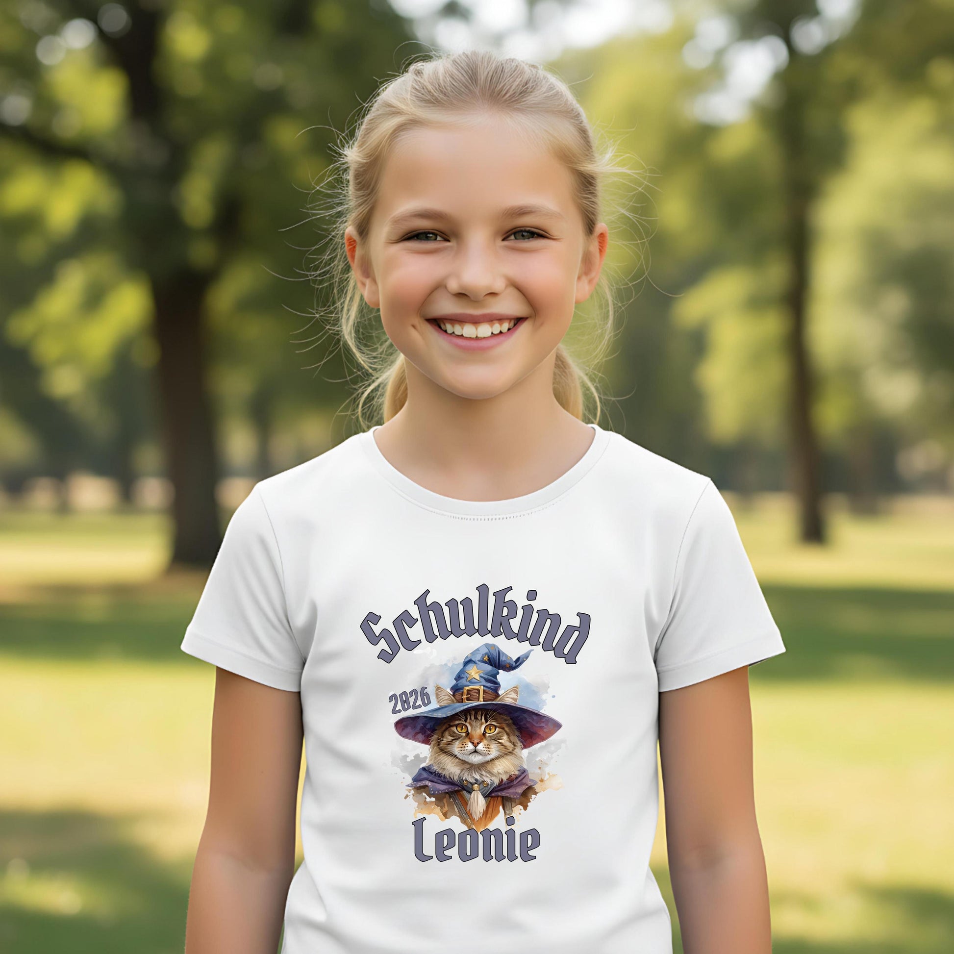 Personalisiertes T-Shirt zur Einschulung 2026 mit Katzenmotiv als besonderes Geschenk zum Schulstart für Mädchen. Hochwertiges Schulkind T-Shirt aus 100 % Bio-Baumwolle, ideal für Erstklässler, perfekt als Überraschung zum Schulanfang oder als Bye Bye Kindergarten Erinnerung. Einschulung Shirt Mädchen mit Namen, liebevoll gestaltet, bequem und langlebig – ein Schulanfänger T-Shirt mit Herz und Stil, das in Schultüte oder zur Feier passt. Geschenkidee Schulstart voller Fantasie. T-Shirt Schulkind