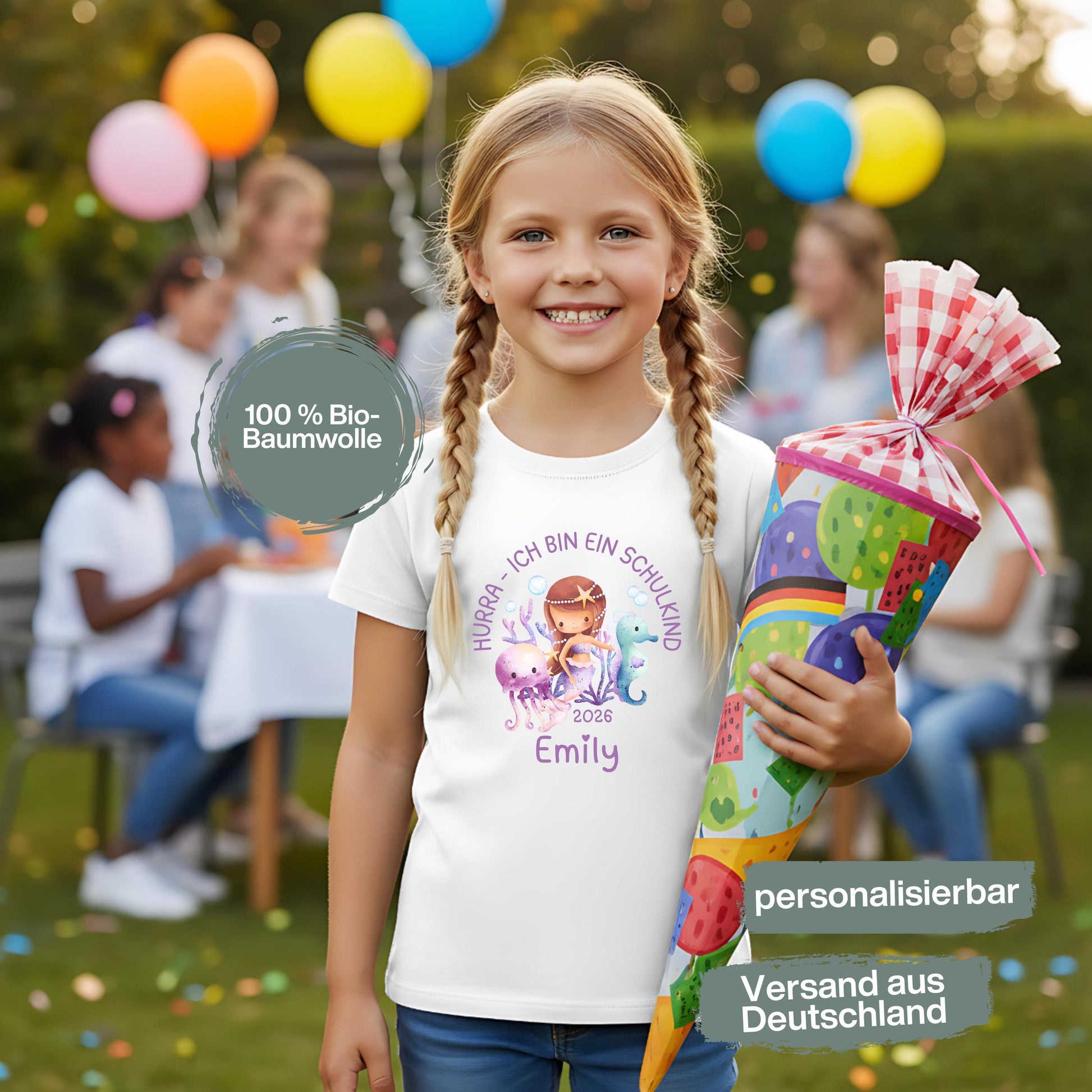 Personalisiertes Schulkind T-Shirt 2026 mit Meerjungfrau-Motiv – liebevoll gestaltetes Einschulungsshirt für Kinder, ideal für Mädchen, die den Ozean und Fantasiewelten lieben. Perfekt als Geschenk zur Einschulung, zur Einschulungsfeier oder für das erste Klassenfoto. Weiches Bio-Baumwoll-Shirt mit personalisierbarem Namen, bequem und hochwertig verarbeitet. Schulkind Outfit 2026 mit Unterwasser-Prinzessin – märchenhaft, mutig und bereit für die 1. Klasse. T-Shirt Schulkind Meerjungfrau