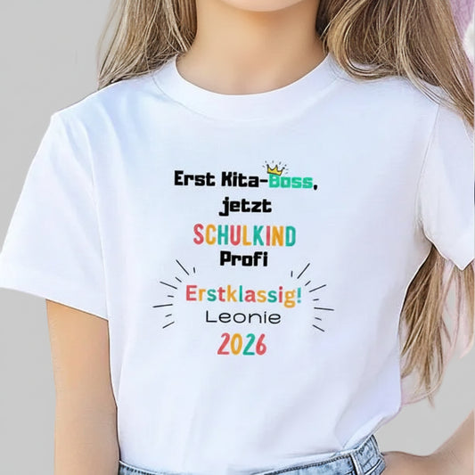 Schulkind T-Shirt 2026 mit Spruch „Erst Kita-Boss jetzt Schulkind Profi – Erstklassig!“, personalisierbar mit Name, Einschulungsshirt Jungen & Mädchen. T-Shirt zur Einschulung 1. Klasse, Geschenk Schulanfang, Abschied Kita, Schulkind Outfit 2026 mit Statement. Einschulungsgeschenk für Schultüte, Einschulungsfeier, Schulanmeldung oder erstes Klassenfoto. Erstklassler Shirt mit Bio-Baumwolle, nachhaltig, bequem individuell Ideal für Schulanfänger & Vorschüler. Schulkind T-Shirt 2026 personalisiert