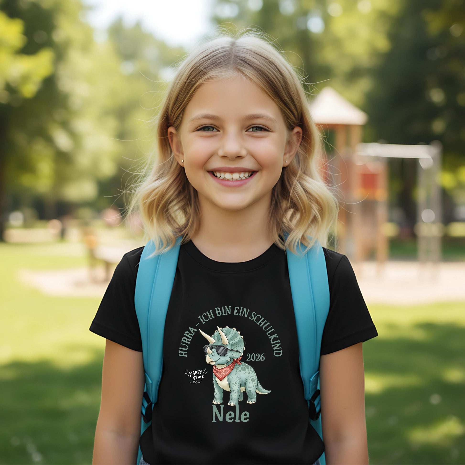 T-Shirt zur Einschulung 2026 mit Dino-Motiv – perfekt für Jungen, die stolz Schulkind werden. Personalisiertes Schulkind T-Shirt mit Name, ideal als Geschenk zur Einschulung oder für die Schultüte. Triceratops mit Sonnenbrille und Halstuch sorgt für Spaß und Selbstbewusstsein beim Schulstart. Hochwertiges Einschulung Shirt Junge aus 100 % Bio-Baumwolle, bequem und robust. Ein liebevolles, witziges T-Shirt für Erstklässler und ein ideales Bye Bye Kindergarten Abschiedsgeschenk.
