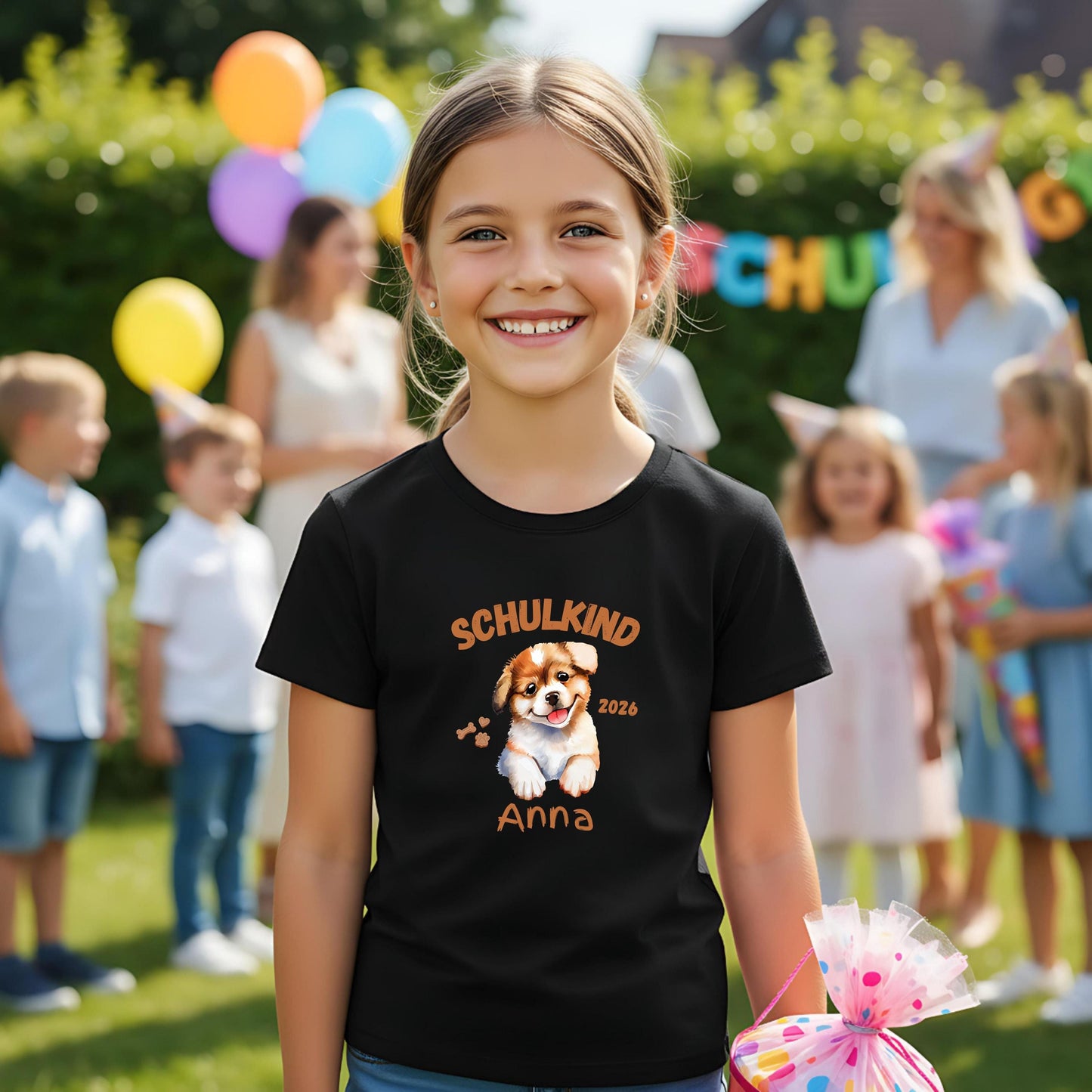 Personalisiertes Schulkind T-Shirt 2026 mit süßem Hundemotiv, ideal als Geschenk zur Einschulung für Mädchen und Jungen. Einschulungsshirt mit Name, Hund und „Schulkind 2026“ Schriftzug. Perfekt für den ersten Schultag, Abschied vom Kindergarten, Einschulungsfeier oder als Teil der Schultüte. T-Shirt zur Einschulung für Hundefans und Tierfreunde. Bio-Baumwoll Shirt für Erstklässler als Einschulungsgeschenk, Schulstart Outfit oder Erinnerung an den Schulanfang 2026. T-Shirt Schulkind Hund