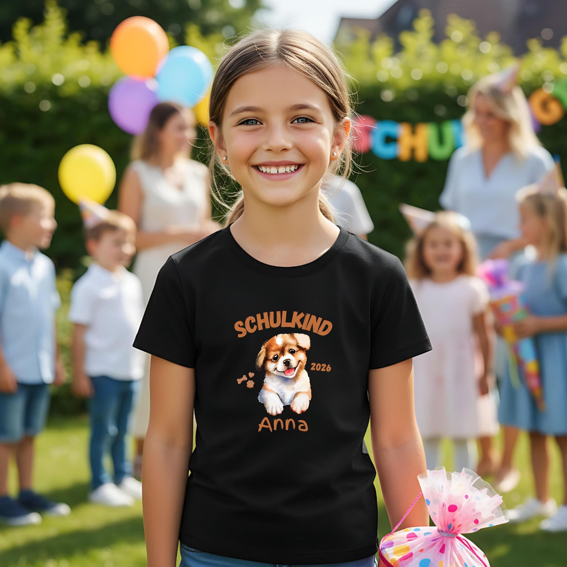 Personalisiertes Schulkind T-Shirt 2026 mit süßem Hundemotiv, ideal als Geschenk zur Einschulung für Mädchen und Jungen. Einschulungsshirt mit Name, Hund und „Schulkind 2026“ Schriftzug. Perfekt für den ersten Schultag, Abschied vom Kindergarten, Einschulungsfeier oder als Teil der Schultüte. T-Shirt zur Einschulung für Hundefans und Tierfreunde. Bio-Baumwoll Shirt für Erstklässler als Einschulungsgeschenk, Schulstart Outfit oder Erinnerung an den Schulanfang 2026. T-Shirt Schulkind Hund
