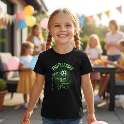 Personalisiertes Schulkind T-Shirt 2026 mit Fußball Motiv, ideal als Geschenk zur Einschulung. Einschulungsshirt für Jungen mit Ball-Design und dem Spruch „1. Klasse – Mein neues Spielfeld“. Perfekt als Erstklässler T-Shirt, Fußball T-Shirt zur Einschulung oder Schulstart Shirt für kleine Kicker. Personalisiert mit Name und Jahreszahl 2026. Ideal für Einschulung 2026, Kita Abschied, Schulanfang, Einschulungsfeier oder als sportliches Outfit für den ersten Schultag.