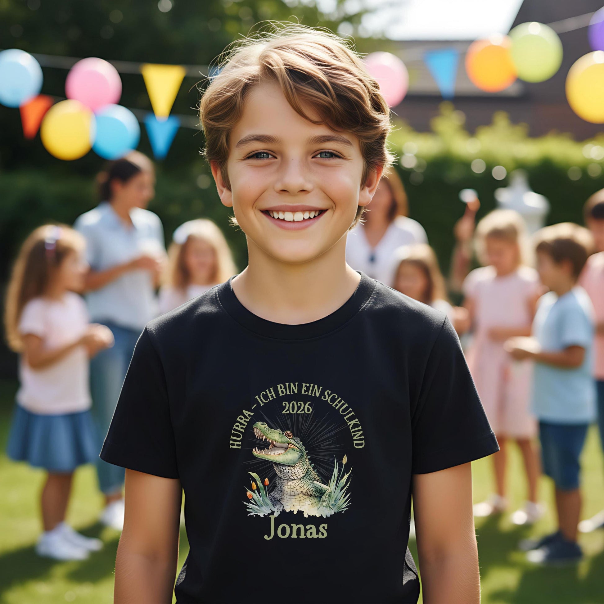 Personalisiertes T-Shirt zur Einschulung 2026 mit Krokodil-Motiv. Schulkind T-Shirt für Jungen und Mädchen – ideal als T-Shirt zur Einschulung, als Geschenk Einschulung Kind, für den ersten Schultag oder als Bye Bye Kindergarten Shirt. Perfekt als T-Shirt Schulanfang Kind, T-Shirt für Erstklässler, Einschulung Shirt Junge, Einschulung Shirt Mädchen, Schulanfänger T-Shirt oder Erinnerung an den Schulstart. Lustiges, mutiges Motiv mit Namen – ein Highlight für den Schulbeginn.