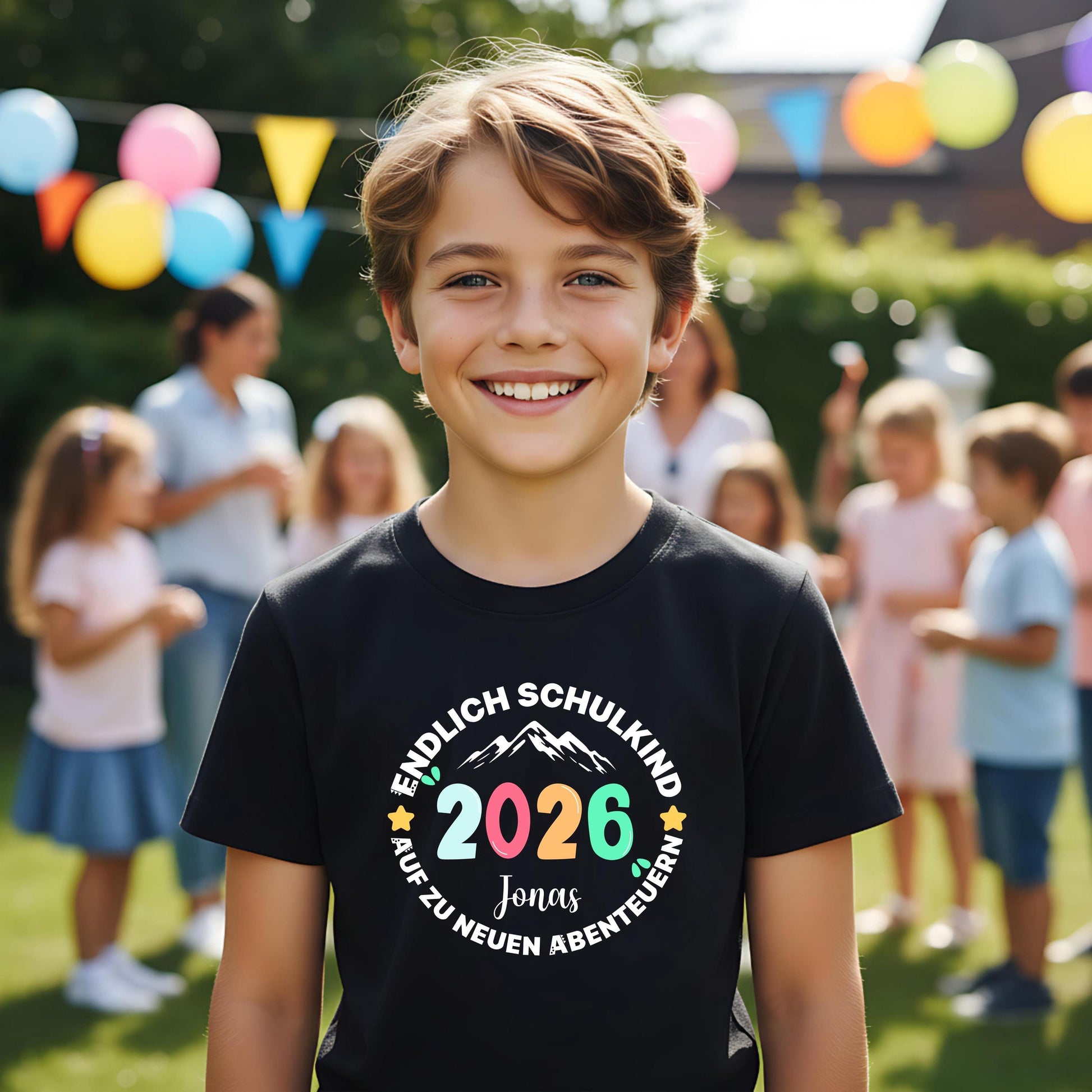 Cooles Schulkind T-Shirt 2026 mit Abenteuer Motiv, perfekt für Jungen und Mädchen zur Einschulung. Ideal als Geschenk zum Schulanfang für Kinder, die mit Stil in die 1. Klasse starten. Das T-Shirt zur Einschulung besteht aus 100 % Bio-Baumwolle und kann mit Namen personalisiert werden. Perfekt als Einschulung Shirt Junge, T-Shirt endlich Schulkind, Geschenk Einschulung Kind, T-Shirt für Erstklässler oder Bye Bye Kindergarten Geschenk. Dieses Einschulungsshirt bringt Vorfreude auf den Schulstart