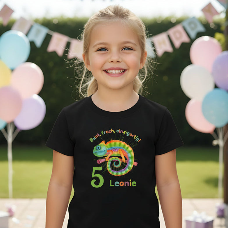 Personalisiertes Geburtstagsshirt Chamäleon mit Name und Alter für Kinder – einzigartiges Kindergeburtstagsgeschenk für Mädchen oder Jungen. Buntes Motiv mit Chamäleon, ideal für den 6. Geburtstag. Individuell gestaltetes T-Shirt für Geburtstagsfeier, Fotoshooting oder Party. Hochwertiges Kinder T-Shirt zum Geburtstag – farbenfrohes Geburtstagsoutfit für kleine Persönlichkeiten. Jetzt dein Chamäleon Shirt personalisieren. Personalisiertes Chamäleon Geburtstagsshirt für Kinder.