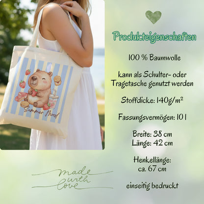 Capybara Stofftasche aus hochwertiger Baumwolle mit niedlichem Capybara zwischen Erdbeeren im sommerlichen Streifen-Design. Süßer Stoffbeutel Damen als Einkaufstasche, Tragetasche oder Baumwolltasche für Alltag, Shopping, Urlaub und Freizeit. Perfekt als Capybara Tasche, Capybara Geschenk oder Geschenk für Capybara Fans und Tierliebhaber. Robuster Stoffbeutel mit hochwertigem Druck, langen Henkeln und modernem Sommermotiv – ideal als nachhaltige Einkaufstasche für Frauen und Jugendliche.