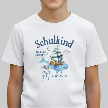 Schulkind T-Shirt 2026 mit Segelschiff Motiv, personalisiert mit Name. Einschulungsshirt für Mädchen und Jungen als Geschenk zur Einschulung oder zum Schulanfang. Schulkind Shirt mit der Aufschrift „Die Reise beginnt…“ – ideal für den ersten Schultag, Einschulungsfeier, Abschied vom Kindergarten oder als T-Shirt für die Schultüte. Hochwertiges Bio-Baumwoll Shirt mit maritimem Motiv für mutige Erstklässler. Einschulung T-Shirt individuell für Schulanfang & Bye Bye Kindergarten.