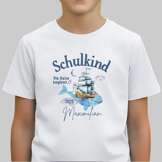 Schulkind T-Shirt 2026 mit Segelschiff Motiv, personalisiert mit Name. Einschulungsshirt für Mädchen und Jungen als Geschenk zur Einschulung oder zum Schulanfang. Schulkind Shirt mit der Aufschrift „Die Reise beginnt…“ – ideal für den ersten Schultag, Einschulungsfeier, Abschied vom Kindergarten oder als T-Shirt für die Schultüte. Hochwertiges Bio-Baumwoll Shirt mit maritimem Motiv für mutige Erstklässler. Einschulung T-Shirt individuell für Schulanfang & Bye Bye Kindergarten.