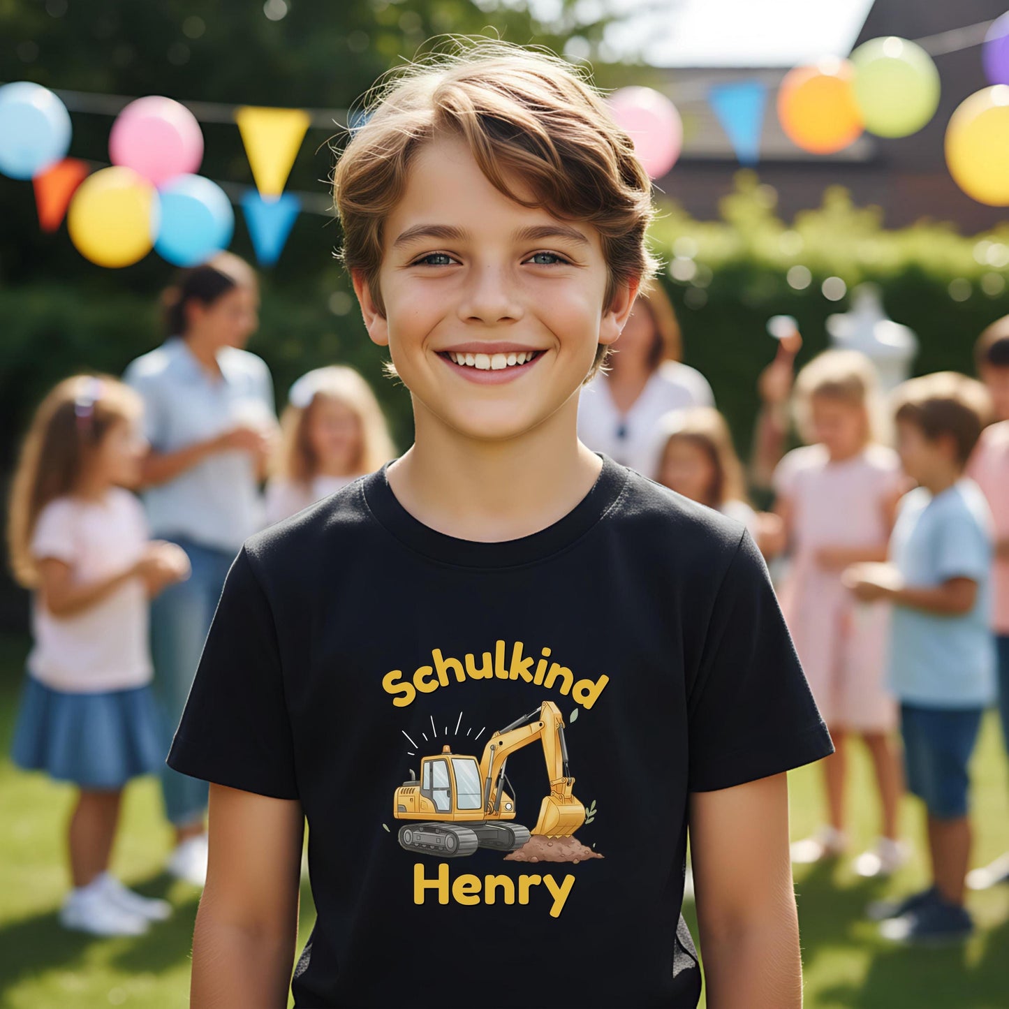 Schulkind T-Shirt 2026 mit Bagger-Motiv, perfekt als Geschenk zur Einschulung für Jungen, die Baustellen und Baumaschinen lieben. Einschulungsshirt mit personalisierbarem Namen, ideal für den Schulanfang, das erste Klassenfoto oder die Einschulungsfeier. Hochwertiges T-Shirt für Erstklässler aus 100 % Bio-Baumwolle – weich, bequem und langlebig. Schulstart T-Shirt für kleine Bauarbeiter – stark, mutig und bereit für die 1. Klasse. Einschulung 2026 Geschenkidee mit Bagger für Jungen.