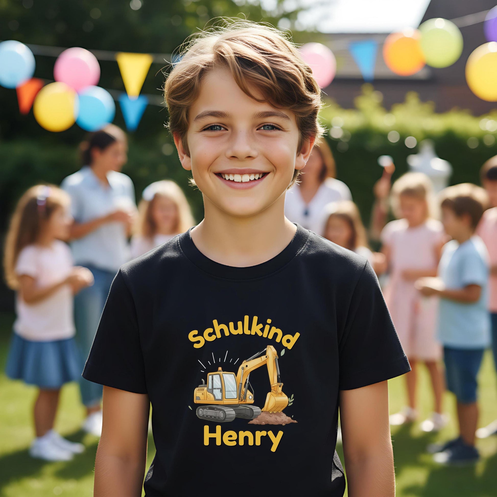 Schulkind T-Shirt 2026 mit Bagger-Motiv, perfekt als Geschenk zur Einschulung für Jungen, die Baustellen und Baumaschinen lieben. Einschulungsshirt mit personalisierbarem Namen, ideal für den Schulanfang, das erste Klassenfoto oder die Einschulungsfeier. Hochwertiges T-Shirt für Erstklässler aus 100 % Bio-Baumwolle – weich, bequem und langlebig. Schulstart T-Shirt für kleine Bauarbeiter – stark, mutig und bereit für die 1. Klasse. Einschulung 2026 Geschenkidee mit Bagger für Jungen.