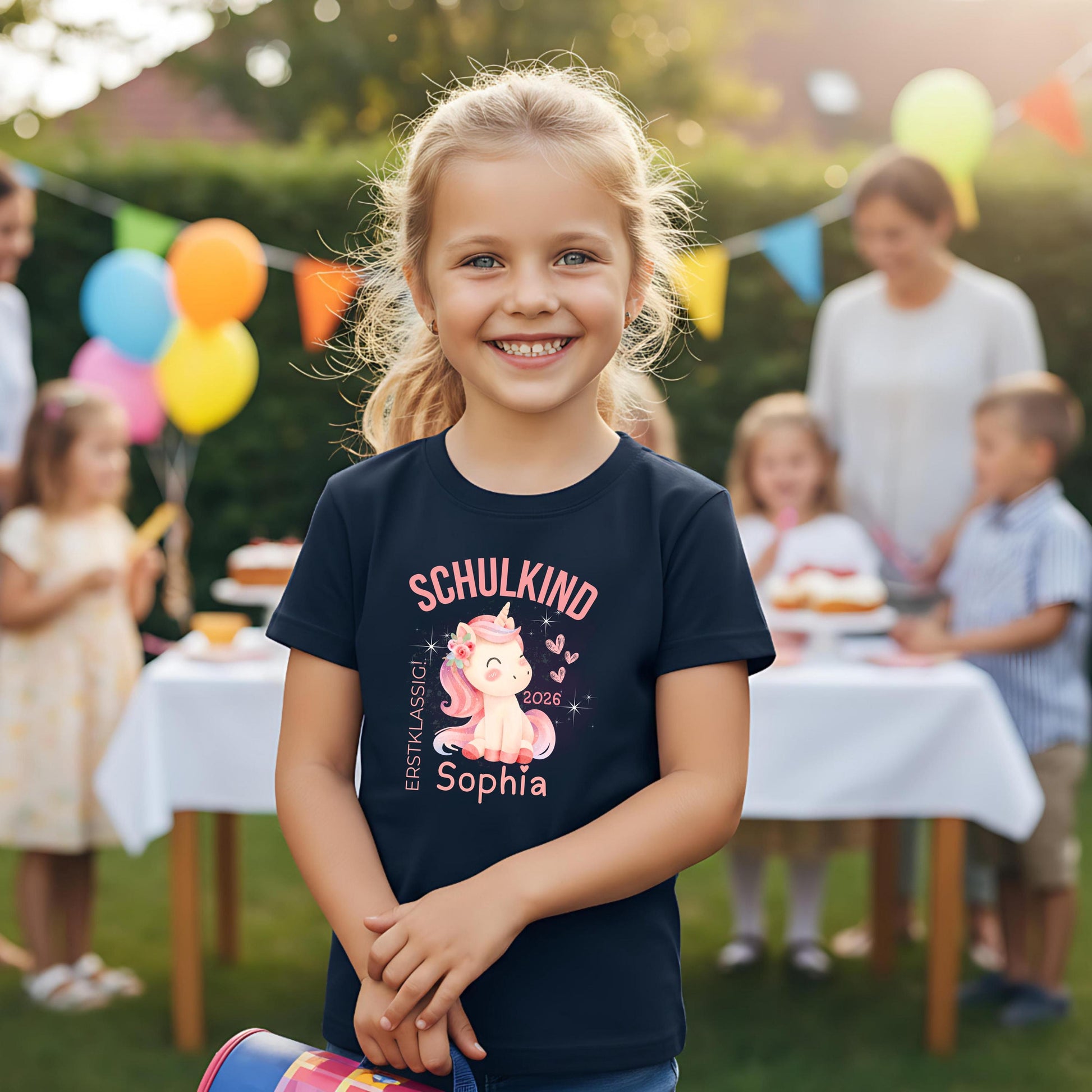 Personalisiertes Schulkind T-Shirt 2026 mit Einhorn-Motiv, liebevoll gestaltet für den ersten Schultag. Einschulungsshirt für Mädchen und Jungen mit dem Spruch „Erstklassig“ – perfekt als Geschenk zur Einschulung, zum Kita Abschied oder für das erste Klassenfoto. Ideal als Erstklässler T-Shirt, Schulkind Outfit 2026 oder T-Shirt zur Einschulungsfeier. Mit Name personalisierbar und aus Bio-Baumwolle für Kinder, die Schulkind sind. Für Einschulung, Kita Abschied, Schultüte oder erstes Klassenfoto.
