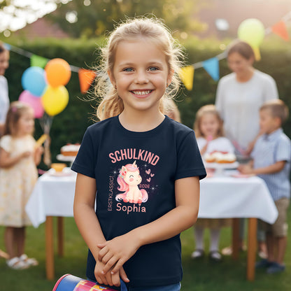 Personalisiertes Schulkind T-Shirt 2026 mit Einhorn-Motiv, liebevoll gestaltet für den ersten Schultag. Einschulungsshirt für Mädchen und Jungen mit dem Spruch „Erstklassig“ – perfekt als Geschenk zur Einschulung, zum Kita Abschied oder für das erste Klassenfoto. Ideal als Erstklässler T-Shirt, Schulkind Outfit 2026 oder T-Shirt zur Einschulungsfeier. Mit Name personalisierbar und aus Bio-Baumwolle für Kinder, die Schulkind sind. Für Einschulung, Kita Abschied, Schultüte oder erstes Klassenfoto.