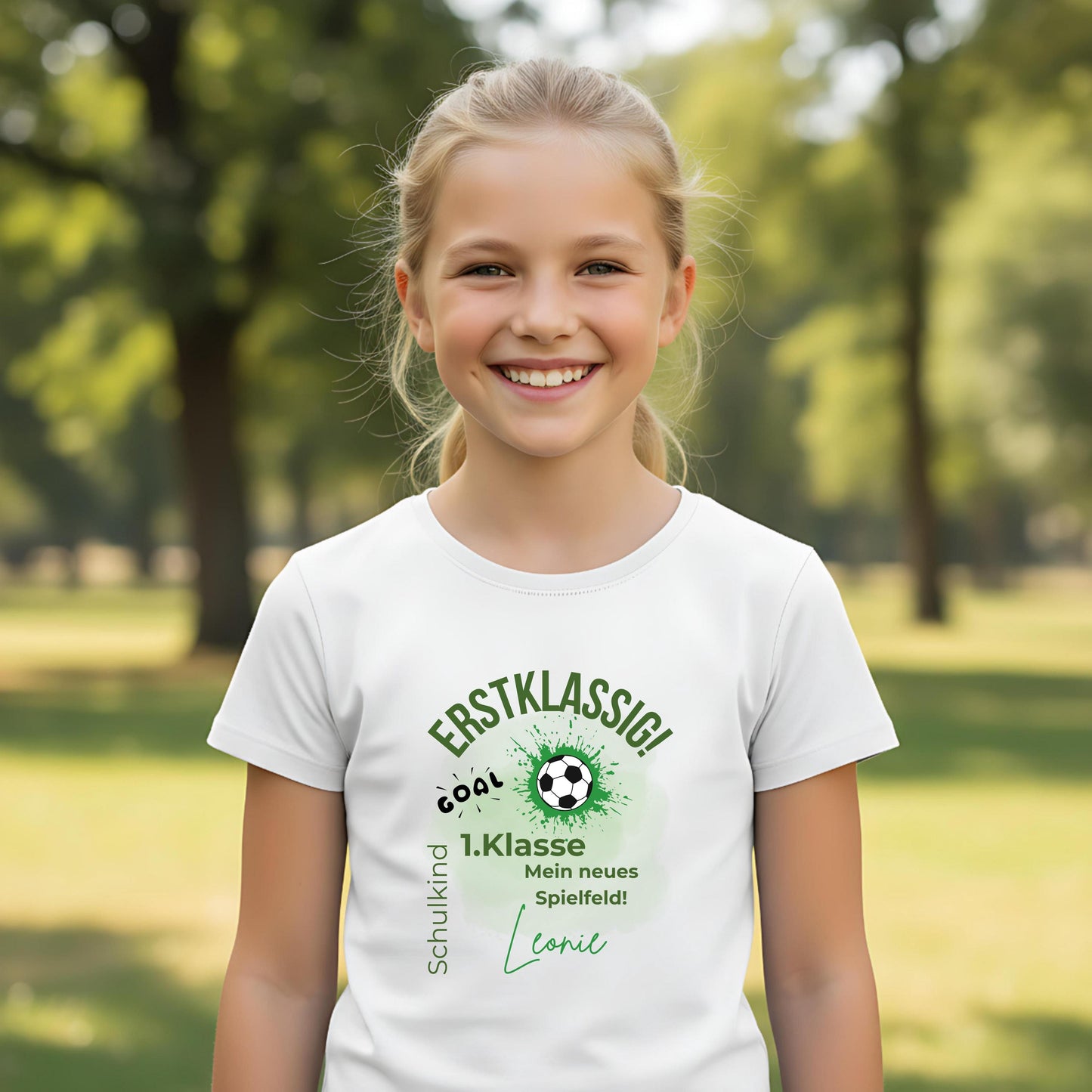 Personalisiertes Schulkind T-Shirt 2026 mit Fußball Motiv, ideal als Geschenk zur Einschulung. Einschulungsshirt für Jungen mit Ball-Design und dem Spruch „1. Klasse – Mein neues Spielfeld“. Perfekt als Erstklässler T-Shirt, Fußball T-Shirt zur Einschulung oder Schulstart Shirt für kleine Kicker. Personalisiert mit Name und Jahreszahl 2026. Ideal für Einschulung 2026, Kita Abschied, Schulanfang, Einschulungsfeier oder als sportliches Outfit für den ersten Schultag.